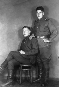 Д.В.Цыганкин (справа) с однополчанином. 1948 год.