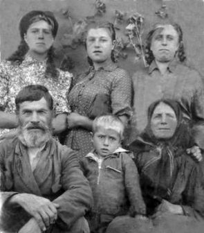 Мои дорогие дедушка Антон Дмитриевич и бабушка Варвара Андриановна с дочерьми и внуком Володей